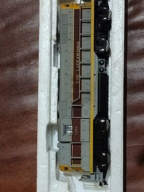 A H M Ho Erie Lackawanna Grey and Brown 1400 Train Engine Model Jacket